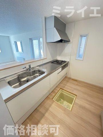【新築戸建】札幌市西区西野11条9丁目2棟のキッチン|広々システムキッチンは、シンク・調理部分だけではなく、小物から大きな調理器具まで収納でき、出し入れもスムーズな収納充実プランを採用。食洗器設置可能。床下収納あり。