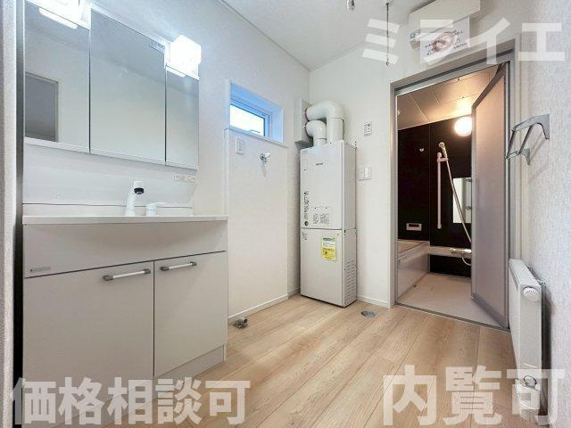 【新築戸建】札幌市西区西野11条9丁目2棟の洗面所|広範囲を映すだけではなく、両サイドのミラー裏に収納棚を設け、洗面道具をスッキリ収納できる三面鏡タイプを採用しています。