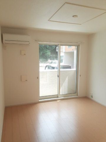 クリアネス　壱番館の居間・リビング|こちらの居間で趣味の時間をお楽しみください