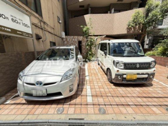 アスティナ天神橋の駐車場