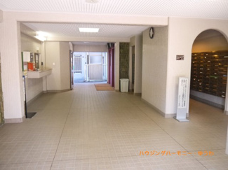 【その他共用部分】 | タイル調のエントランス内となります。
