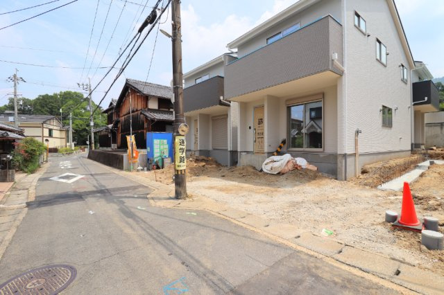 日野西大道町　３号地の前面道路含む現地写真|只今建築中！まもなく完成予定！緑に囲まれた閑静な住宅街で、のんびりとした生活を♪