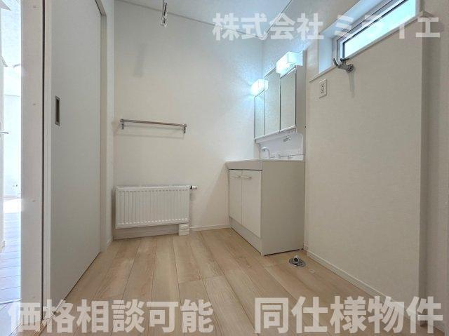 【新築戸建】札幌市南区藤野2条12丁目3棟の独立洗面台|広範囲を映すだけではなく、両サイドのミラー裏に収納棚を設け、洗面道具をスッキリ収納できる三面鏡タイプを採用しています。