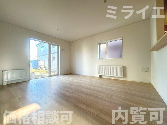 【新築戸建】札幌市南区藤野2条12丁目3棟の居間・リビング|リビングが見渡せる対面キッチンを採用。内装(壁・床・建具)は白を基調とし、明るい雰囲気となっています。
3号棟