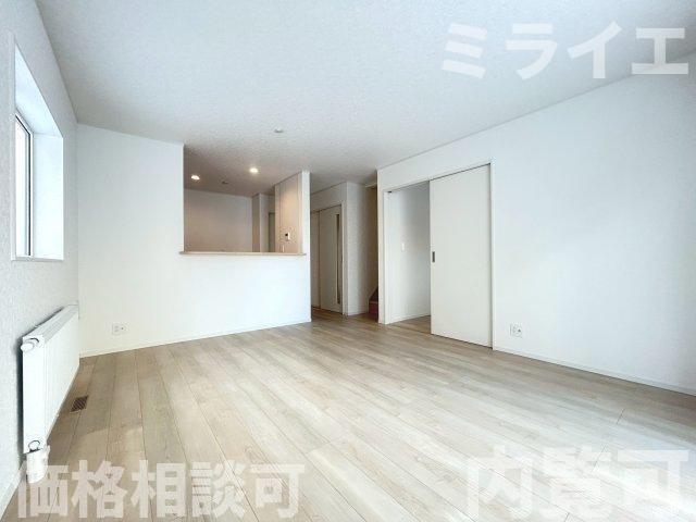 【新築戸建】札幌市南区藤野2条12丁目3棟の居間・リビング|リビングが見渡せる対面キッチンを採用。内装(壁・床・建具)は白を基調とし、明るい雰囲気となっています。
3号棟