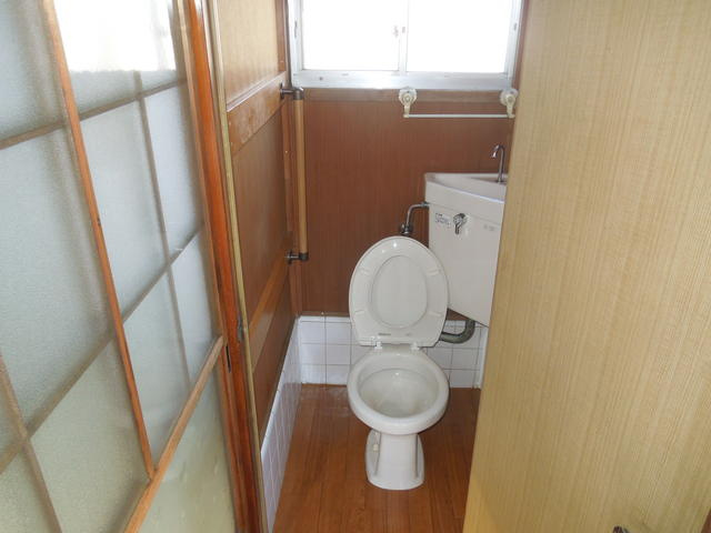 一之江戸建のトイレ