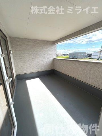 【新築戸建】札幌市南区藤野2条12丁目3棟のバルコニー|屋根付で雨・雪が入りにくいルーフバルコニーを採用しています。洗濯物干しだけではなく椅子を置いてのんびり過ごせる広さです。