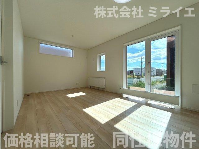 【新築戸建】札幌市南区藤野2条12丁目3棟の居間・リビング|リビングが見渡せる対面キッチンを採用。内装(壁・床・建具)は白を基調とし、明るい雰囲気となっています。