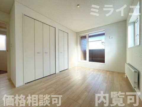 【新築戸建】札幌市南区藤野2条12丁目3棟の洋室|2階洋室にはルーフバルコニーが設置されています。