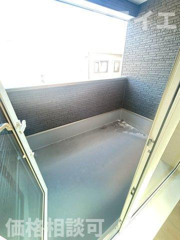 【新築戸建】札幌市南区藤野2条12丁目3棟のバルコニー|屋根付で雨・雪が入りにくいルーフバルコニーを採用しています。洗濯物干しだけではなく椅子を置いてのんびり過ごせる広さです。