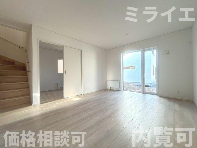 【新築戸建】札幌市南区藤野2条12丁目3棟の居間・リビング|リビングが見渡せる対面キッチンを採用。内装(壁・床・建具)は白を基調とし、明るい雰囲気となっています。