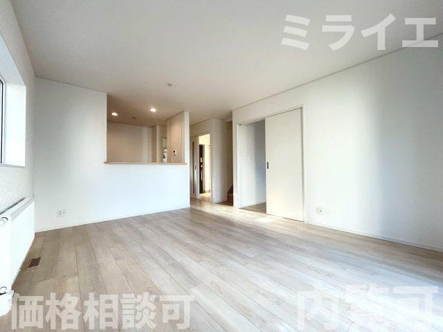【新築戸建】札幌市南区藤野2条12丁目3棟の居間・リビング|リビングが見渡せる対面キッチンを採用。内装(壁・床・建具)は白を基調とし、明るい雰囲気となっています。