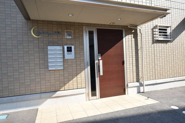 ルナパレス友岡のエントランス