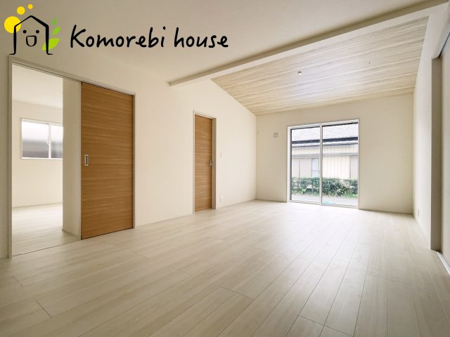 さいたま市見沼区笹丸　新築一戸建て　大宮east hill　01の居間・リビング|ゆったり過ごせるリビングです