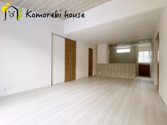 さいたま市見沼区笹丸　新築一戸建て　大宮east hill　01の居間・リビング|使いやすい居間です