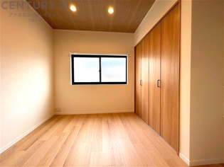 リラックスできるプライベート空間で、快適な睡眠をサポート。個人の好みに合わせたインテリアや寝具で心地良さを追求。プライベートな時間を過ごし、リフレッシュする場所におすすめです。