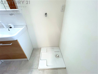 洗濯物の仕分け作業がしやすく、整理整頓が容易になります。洗濯音や湿気を他の部屋に持ち込まず、生活環境を快適に保ちます。上部を活用すれば収納スペースを確保でき洗剤や洗濯用品の整理もしやすくなります。