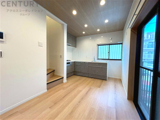 リビングダイニングは家族や友人とのコミュニケーションを楽しむ場所でくつろぎながら食事や会話を楽しめ、多目的に利用できリラックスできる空間です。家庭内の中心として機能し、快適な生活をサポートします。