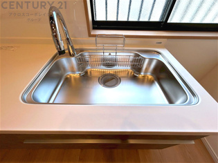 大きなシンクでお鍋などの大きな調理器具を洗う際にも便利です。
