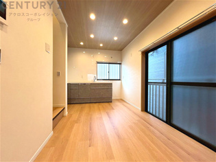 リビングダイニングは家族や友人とのコミュニケーションを楽しむ場所でくつろぎながら食事や会話を楽しめ、多目的に利用できリラックスできる空間です。家庭内の中心として機能し、快適な生活をサポートします。