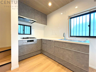 壁付けシステムキッチンはスペースの最大限の有効活用が可能で、動線がスムーズになり調理や準備が快適で効率的に行えます。収納スペースや吊り戸棚が設けられ、調理器具や食器類をスマートに収納できます。