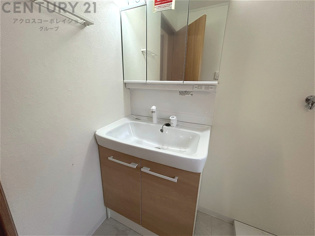 化粧品や洗顔料、歯ブラシなどの必需品をまとめて置ける収納スペースがあり、使用するたびに取り出す手間が省けます。また、水回りのため、濡れても大丈夫な素材が使用されており、お手入れが簡単です。