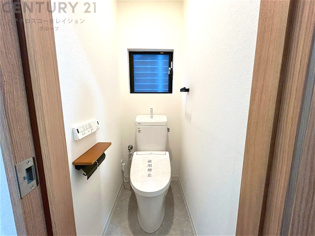 温水洗浄便座付トイレは温水洗浄機能により、暖かい水でおしりを洗浄することができ、冷たい水を使う従来の便座に比べ、温水洗浄機能で暖かいトイレを提供し、快適な使用を可能にします。