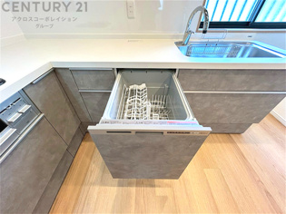 手洗いに比べて時間や労力を節約できることです。また、高温のお湯で洗浄されるため、雑菌や細菌を殺菌する効果もあります。さらに、乾燥機能があるため、手で拭く手間も省け衛生的に保管できます。