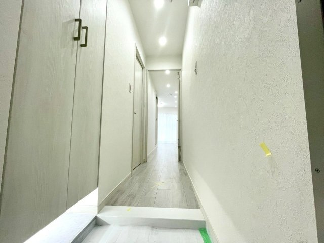 新宿ニューハウジングの玄関|玄関横にはシューズボックスがついているため、片付いた玄関がキープできます！
2025.07.21撮影

ご内見希望・資料請求などお気軽にお問い合わせ下さい！
03-5990-5201