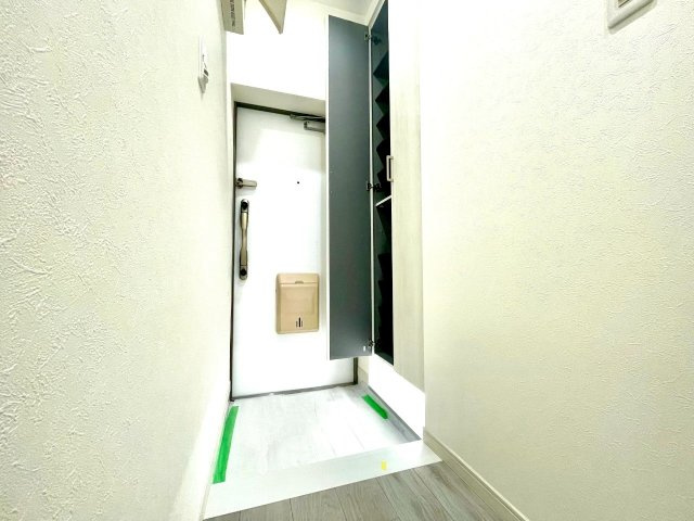 新宿ニューハウジングの玄関|2025.07.21撮影

ご内見希望・資料請求などお気軽にお問い合わせ下さい！
03-5990-5201