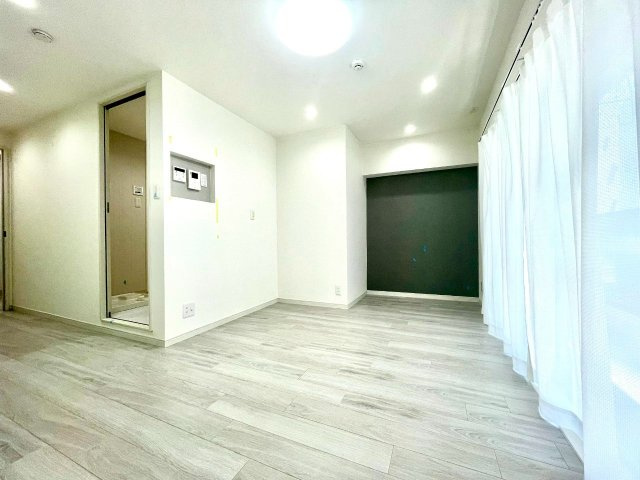 新宿ニューハウジングの居間・リビング| 白を基調とした内装で、清潔感や自然な明るさを演出！
2025.07.21撮影

ご内見希望・資料請求などお気軽にお問い合わせ下さい！
03-5990-5201