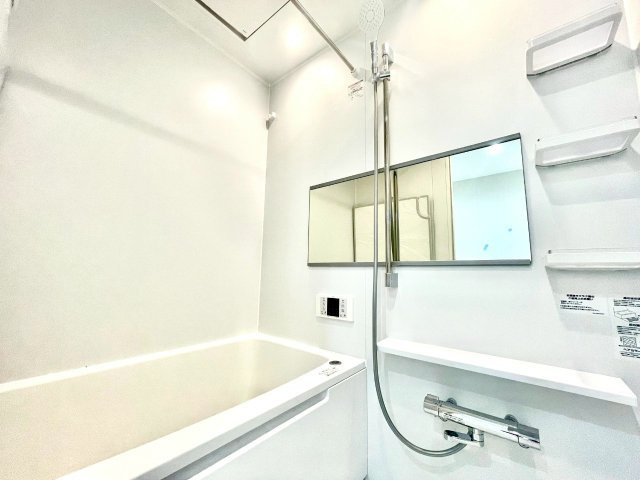 新宿ニューハウジングの浴室|追い焚き機能付きの浴室は、仕事で帰りが遅くなった日にも温かい湯船に浸かって疲れを癒すことができます。

ご内見希望・資料請求などお気軽にお問い合わせ下さい！
03-5990-5201