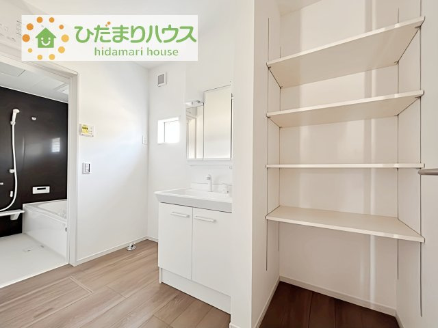 【洗面所】 | つくば市今鹿島　新築戸建　2号棟 | 三面鏡の大きな鏡は憧れます(^^♪
鏡の後ろは収納となっていて、細かいものでも収納できるのでスッキリと整理できます！