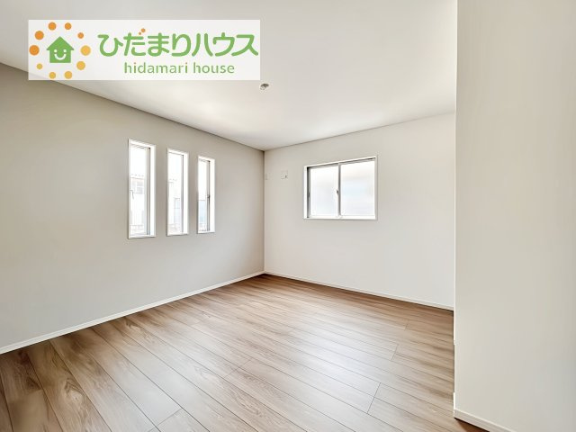 【寝室】 | つくば市今鹿島　新築戸建　2号棟 | 広めの主寝室は、ベッドの他にもパソコンデスクやドレッサーなども置けちゃいます(*^-^*)
