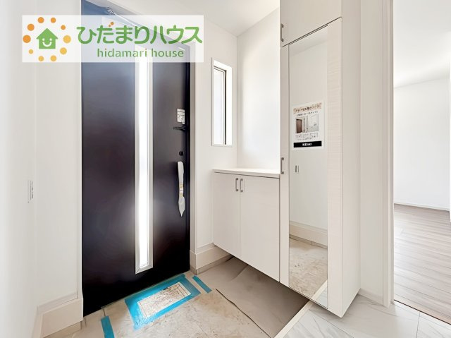 【玄関】 | つくば市今鹿島　新築戸建　2号棟 | 靴で溢れかえっていた玄関も、大きなシューズボックスと、玄関横のクロークでスッキリ解決！玄関は「その家の顔」とお考えの方にオススメの広さです。