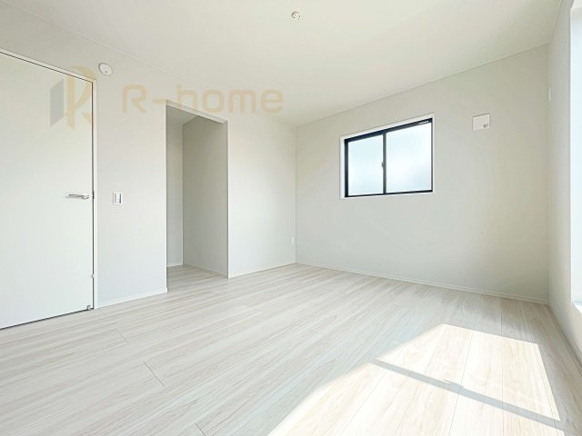 つくば市玉取1期　新築戸建て　2号棟の洋室|収納便利なウォークインクローゼット付きの洋室♪
明るく風通しの良いお部屋です♪