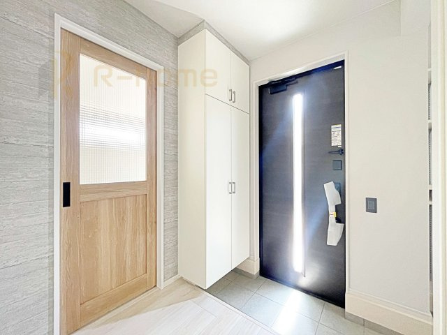 つくば市玉取1期　新築戸建て　2号棟の玄関|玄関には便利なシューズインクローゼットを設置。アウトドア用品やベビーカーなどの収納に役立ちますね♪