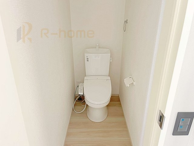 つくば市玉取1期　新築戸建て　2号棟のトイレ|温水洗浄便座付きのトイレ。
トイレが２ヵ所設置で朝の忙しい時間でも安心です。
