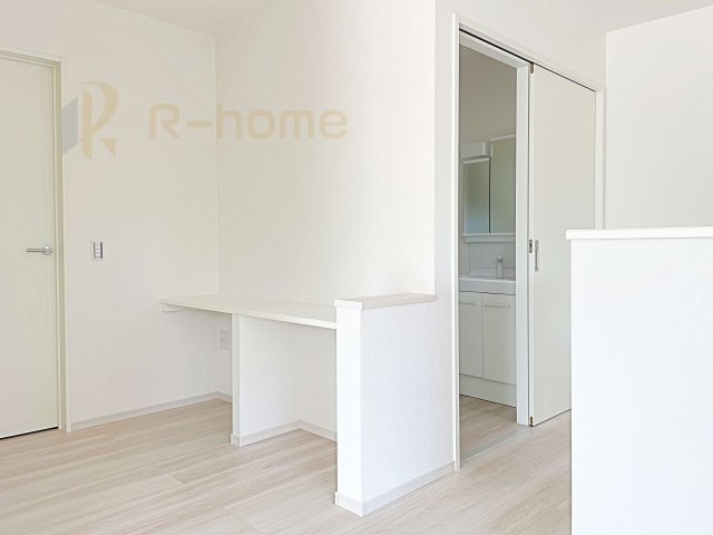 つくば市玉取1期　新築戸建て　2号棟の居間・リビング|リビングに使い勝手の良いスタディーカウンター！お子様の勉強やワークスペースに♪
