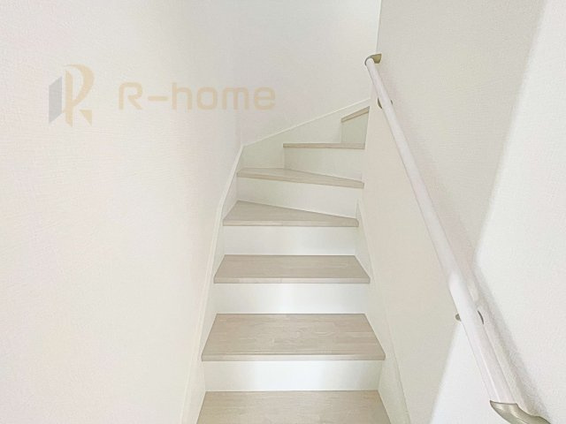 つくば市玉取1期　新築戸建て　2号棟の内装|手すりのついた階段！
小さなお子様の利用も一安心です♪