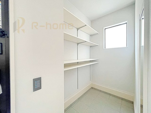 つくば市玉取1期　新築戸建て　2号棟の玄関|ベビーカーなどもスッキリ収納できるシューズインクローゼット！