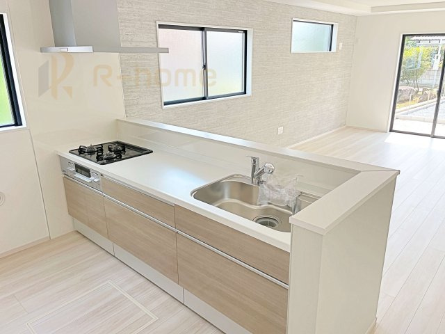 つくば市玉取1期　新築戸建て　2号棟のキッチン|料理をしながら家族とコミュニケーションが取れる対面式システムキッチン。