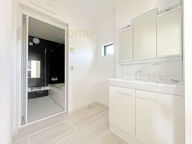 つくば市玉取1期　新築戸建て　2号棟の洗面所|清潔感溢れる洗面台は嬉しい三面鏡付き。洗剤や歯ブラシなどもすっきり収納できます♪