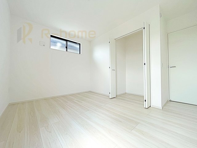 つくば市玉取1期　新築戸建て　2号棟の洋室|どんな部屋家具も合わせやすいシンプルな洋室！
たっぷりの日差しと心地よい風が舞い込む住まい♪