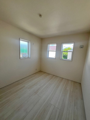 【洋室】 | 三本柳２2地割 | 木本来の色味を生かした温もりあるフローリングです。