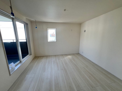 【洋室】 | 三本柳２2地割 | 白い壁の部屋は、明るく開放的な雰囲気をつくり広く感じられるのが魅力です