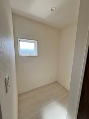 【その他】 | 三本柳２2地割 | ストレージルームはデスクを置いて簡易的な作業スペースにもできます