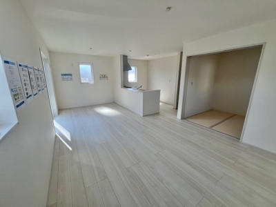 【居間・リビング】 | 三本柳２2地割 | 白い壁で、明るく開放的な雰囲気をつくり、広く感じられるのが魅力です