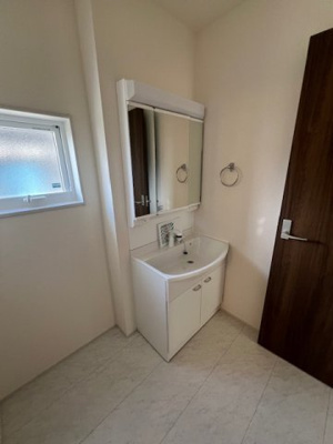 【独立洗面台】 | 三本柳２2地割 | 朝の身支度には欠かせない3面鏡洗面化粧台があります♪