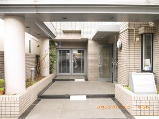 【その他共用部分】 | 正面玄関入口、清潔感のある造りとなっています。